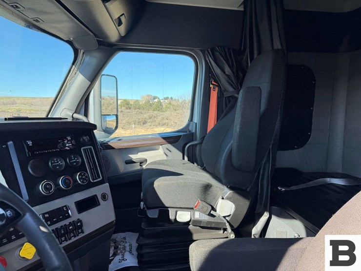 2019-freightliner-cascadia-126-image-58
