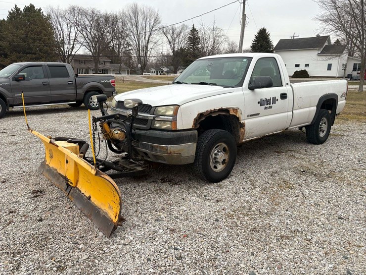 2004-chevrolet-silverado-pickup-with-plow-and-liftgate-image-4