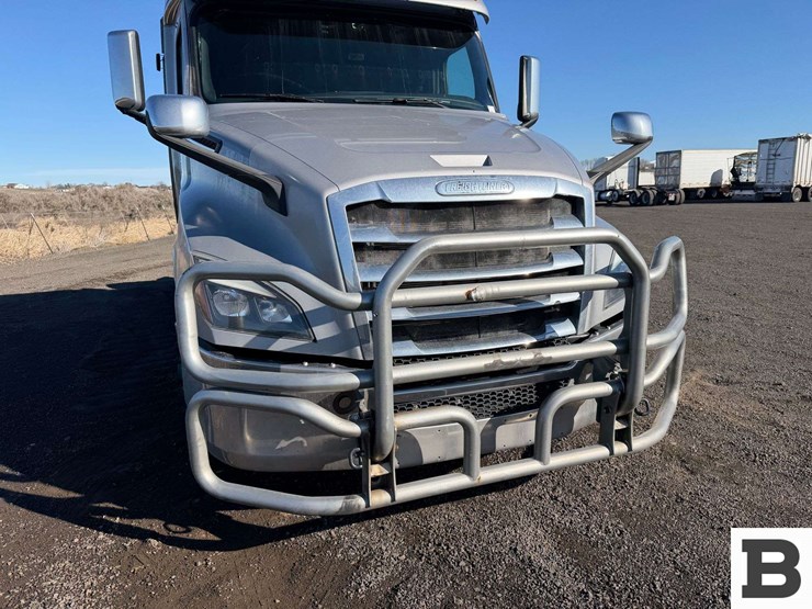 2019-freightliner-cascadia-126-image-9
