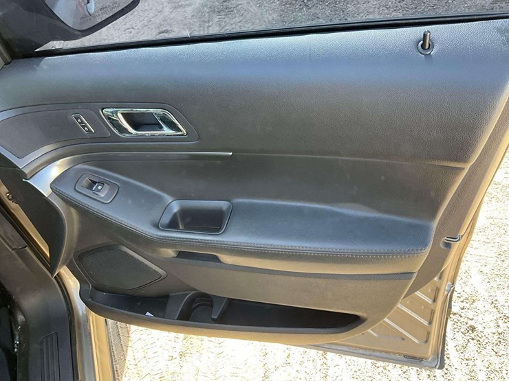 2015-ford-explorer-image-25