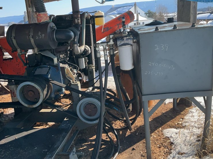 #239-•-iveco-diesel-engine-and-hyd-pump-image-3