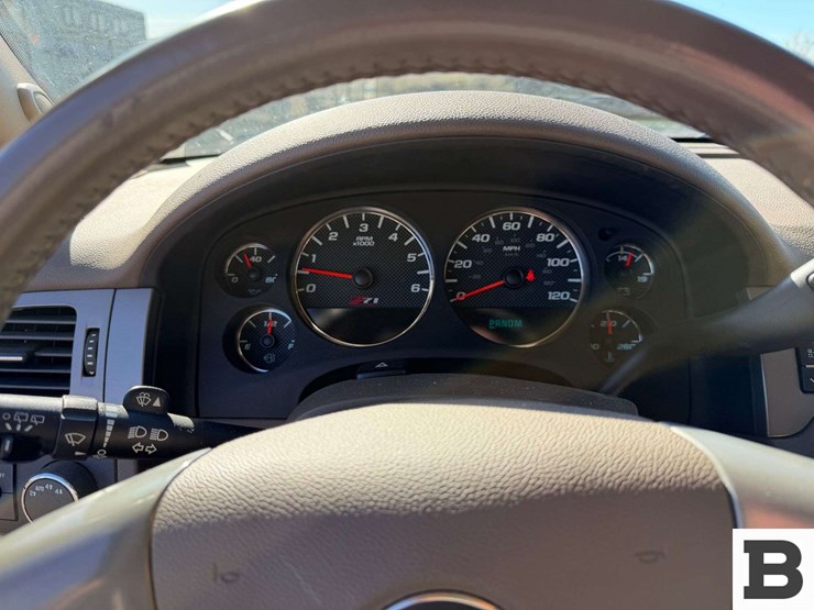 2011-chevrolet-tahoe-image-26