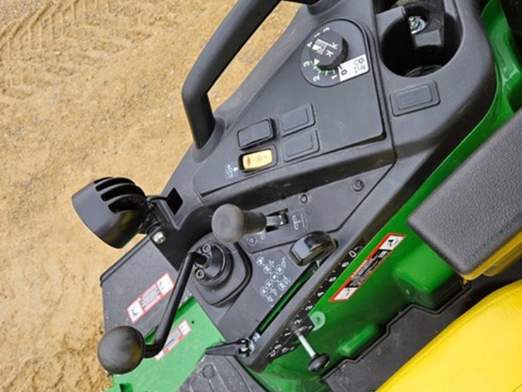 2025-john-deere-2038r-image-28