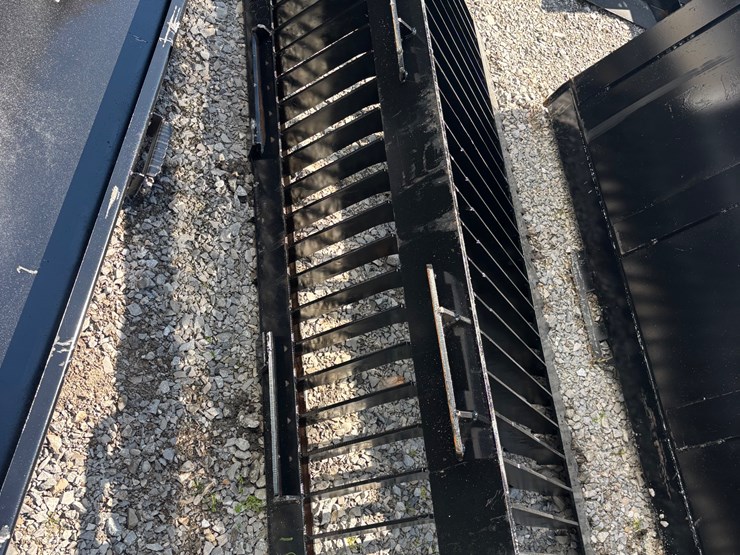 #1052-•-72-in.-qt-fine-skeleton-bucket-low-side-image-2