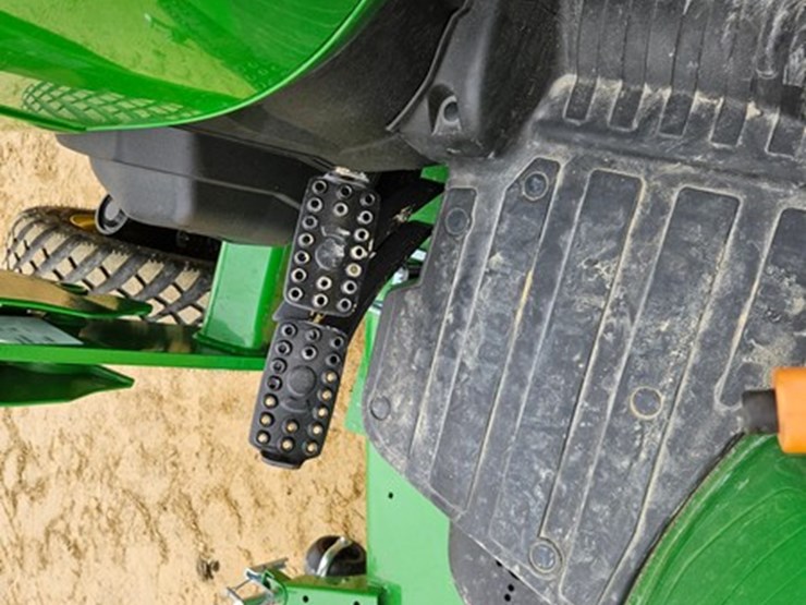 2025-john-deere-2038r-image-33