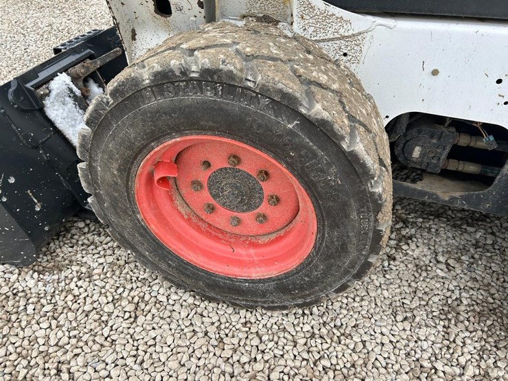 2015-bobcat-s570-image-16