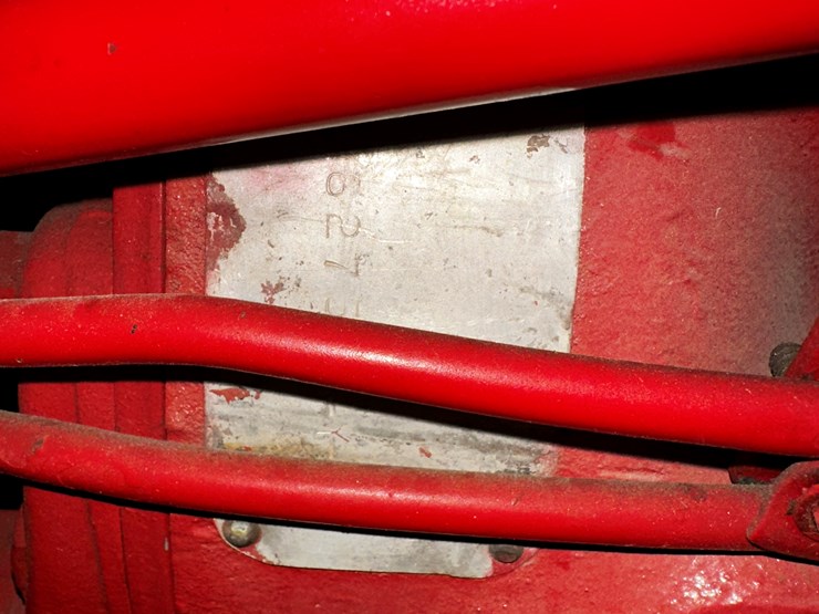 #209082-•-1963-farmall-560-tractor-image-3