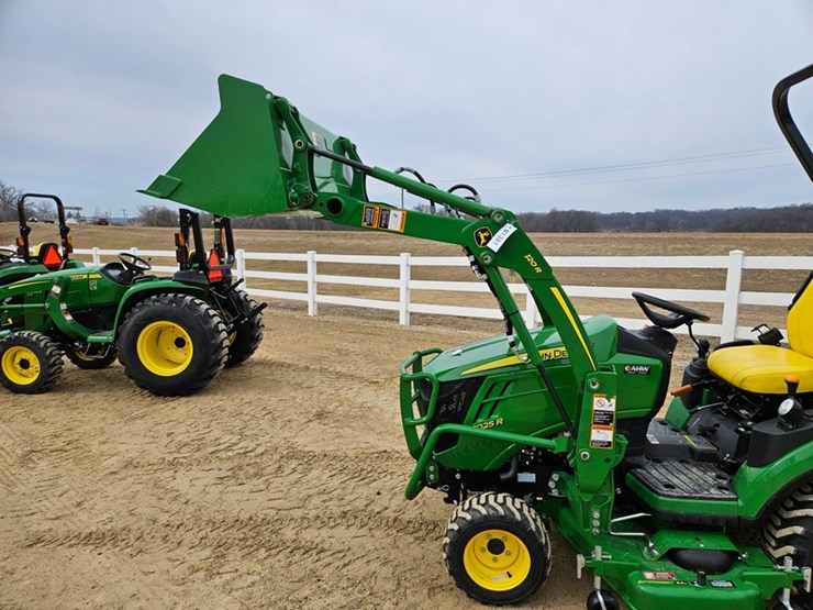 2024-john-deere-1025r-image-12