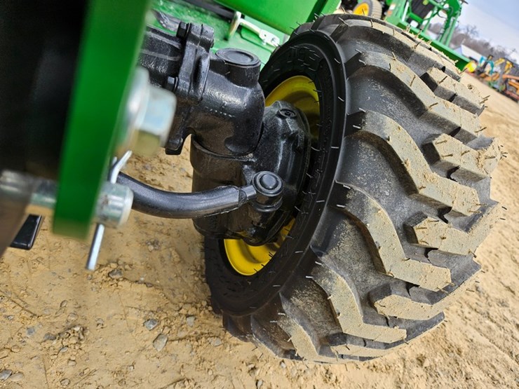 2024-john-deere-1025r-image-45
