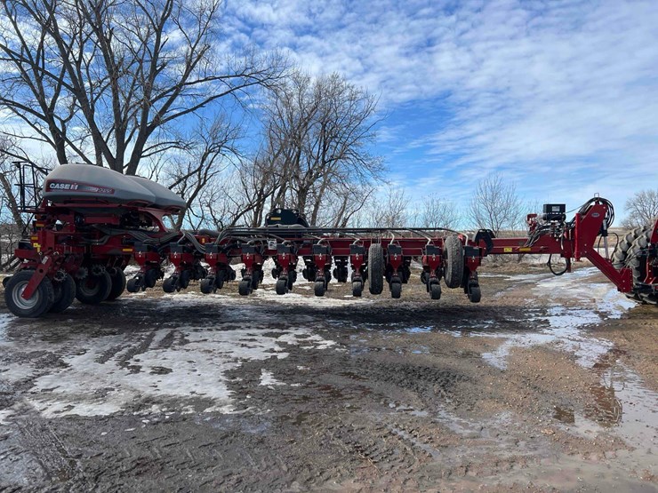 2014-case-ih-1255-image-3