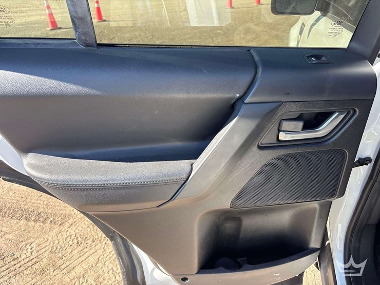 2014-land-rover-lr2-awd-suv-image-25