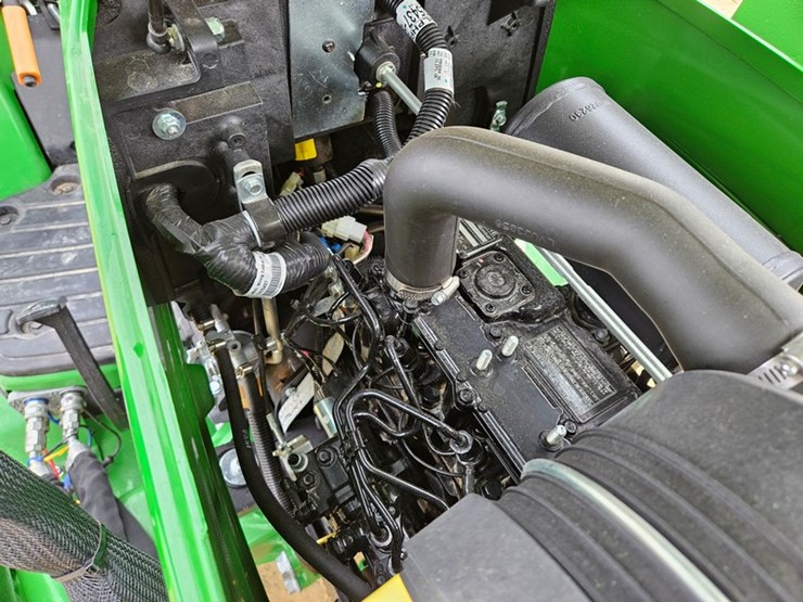 2024-john-deere-1025r-image-15