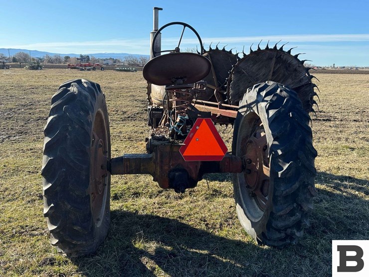 international-harvester-h-tractor-image-4