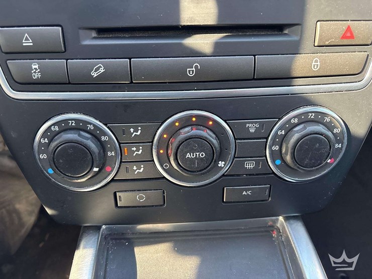 2014-land-rover-lr2-awd-suv-image-19