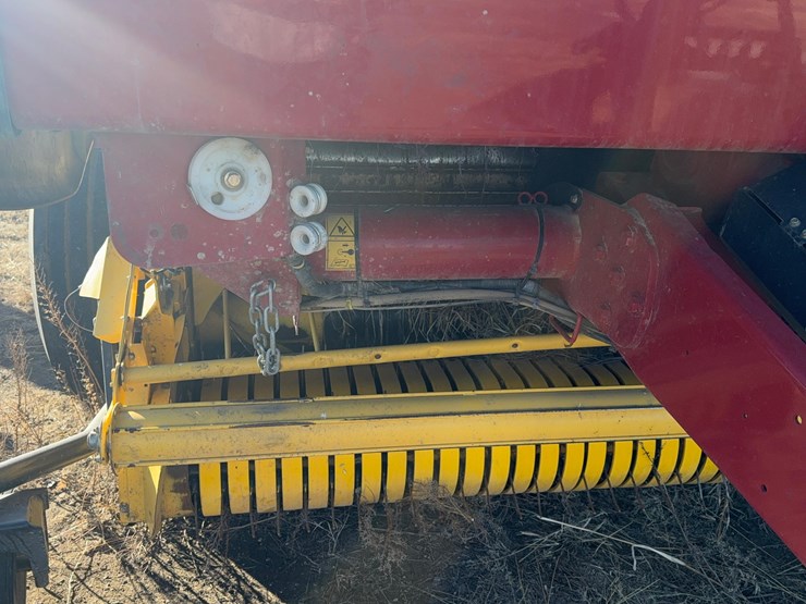 2020-new-holland-560-roll-belt-round-baler-image-23