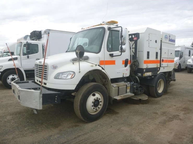 2017-freightliner-m2-106-image-1