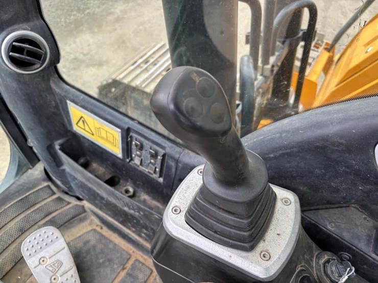 2012-jcb-js160-image-27