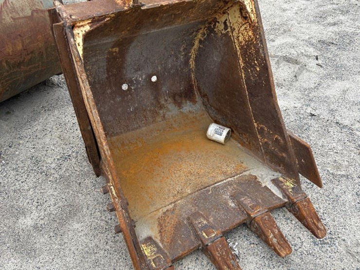 hydraulic-excavator-36in-bucket-image-1