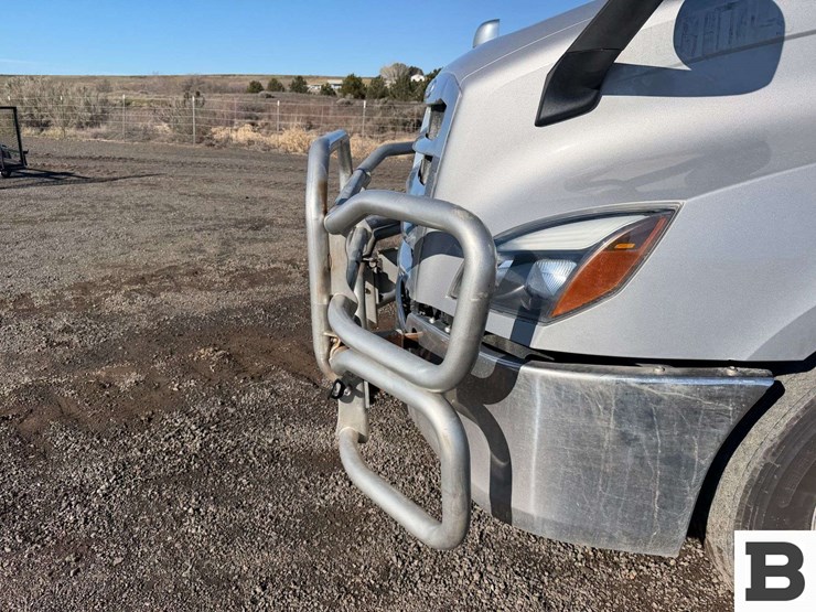 2019-freightliner-cascadia-126-image-11