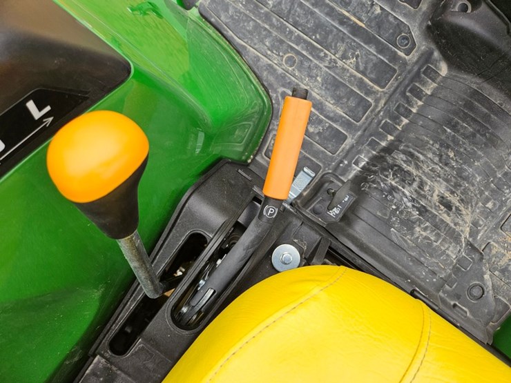 2025-john-deere-2038r-image-27