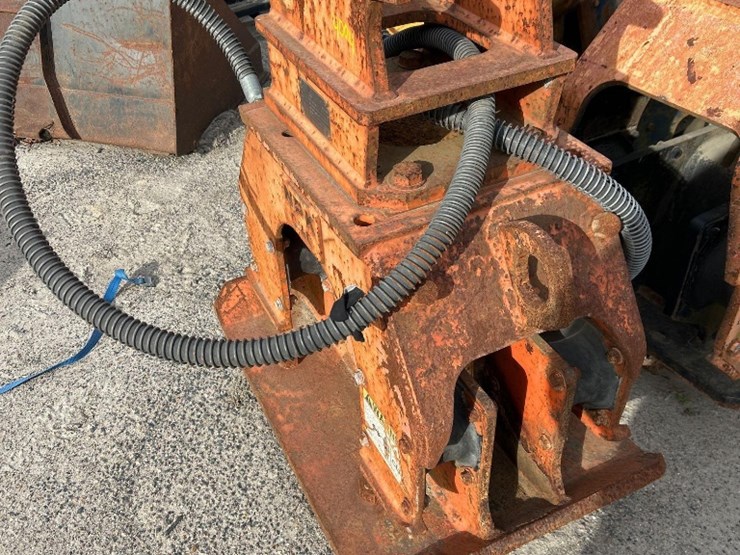 npk-c4c-c4112-excavator-vibratory-compactor/driver-attachment-image-2