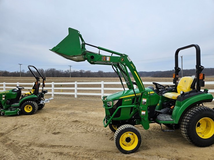 2025-john-deere-2038r-image-12