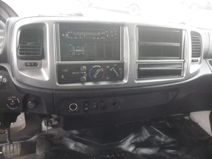 2013-hino-268-image-16