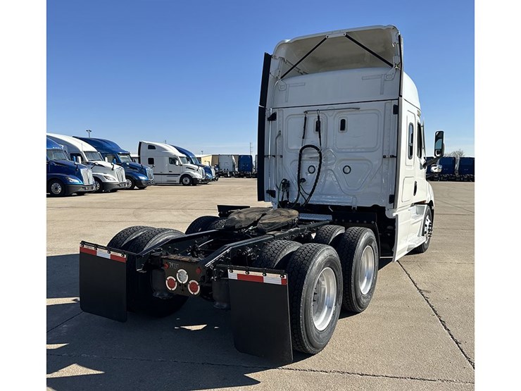 2022-freightliner-cascadia-116-image-3