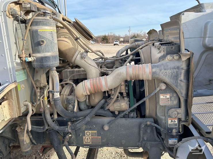 2015-peterbilt-337-image-11