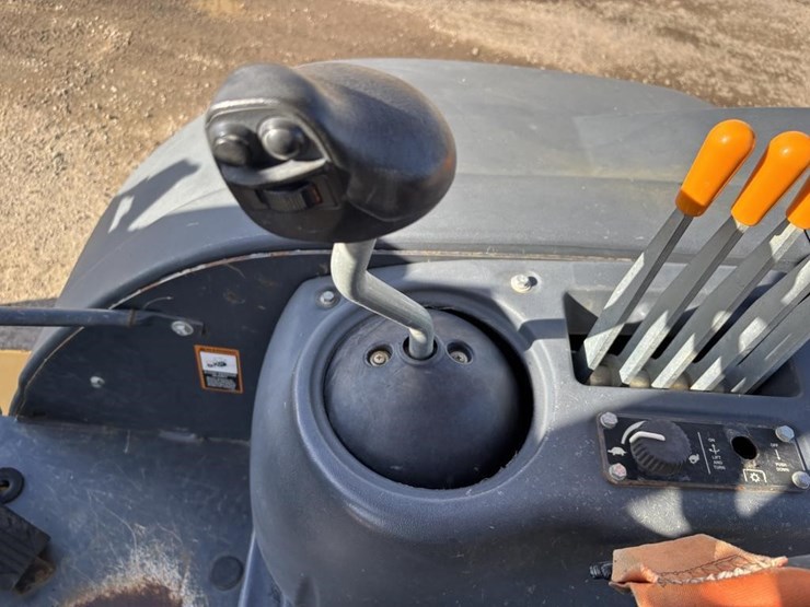 2018-deere-210lep-image-35