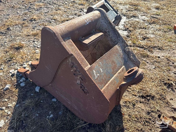 17in.-tooth-excavator-bucket-image-3