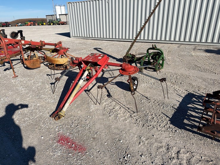 #210492-•-gehl-gt-310-tedder-image-4