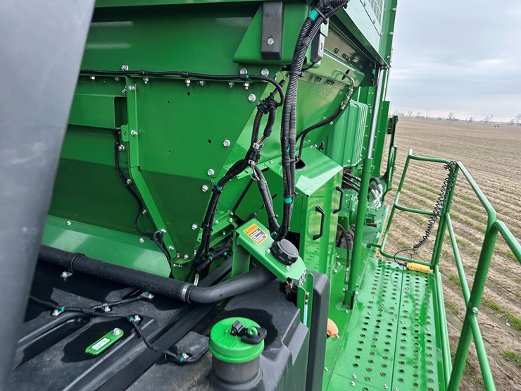 2021-john-deere-cp690-image-96