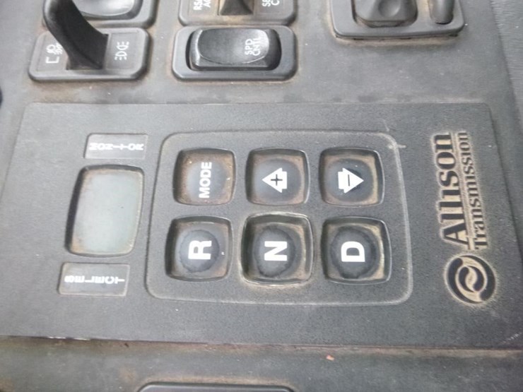 2017-freightliner-m2-106-image-15