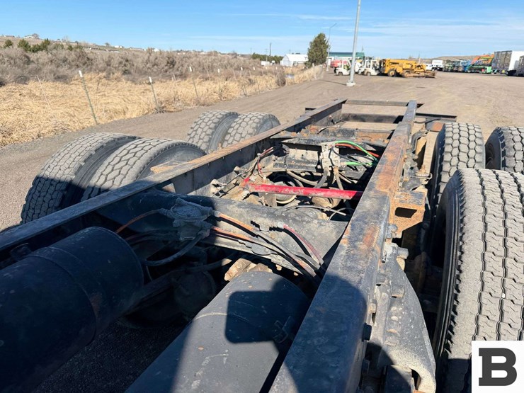 1992-freightliner-fld120-image-17