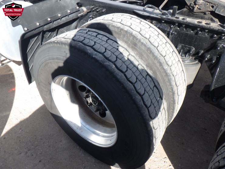 2022-freightliner-cascadia-116-image-13