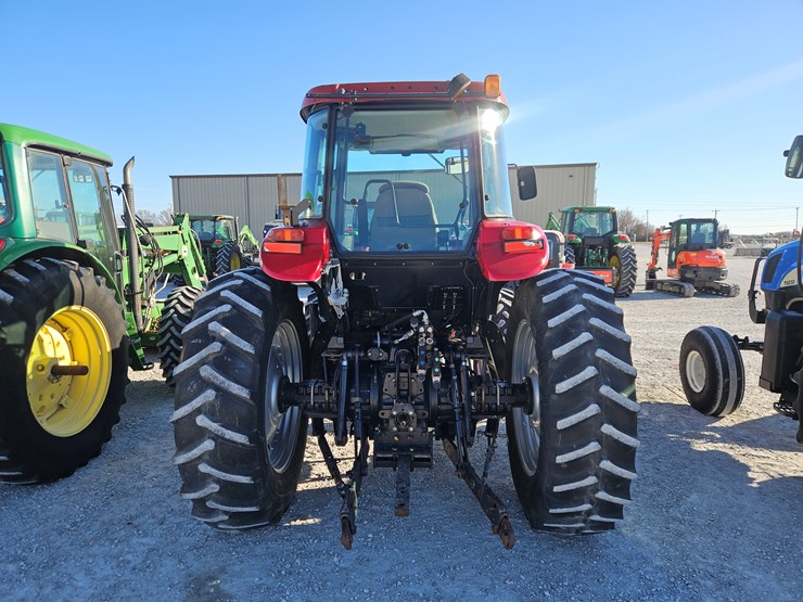 2012-case-ih-farmall-125a-image-10