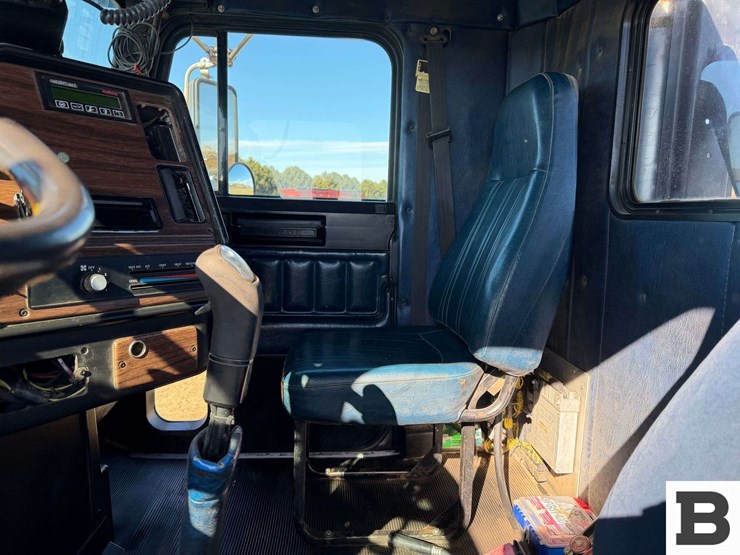 1995-freightliner-fld112-image-47