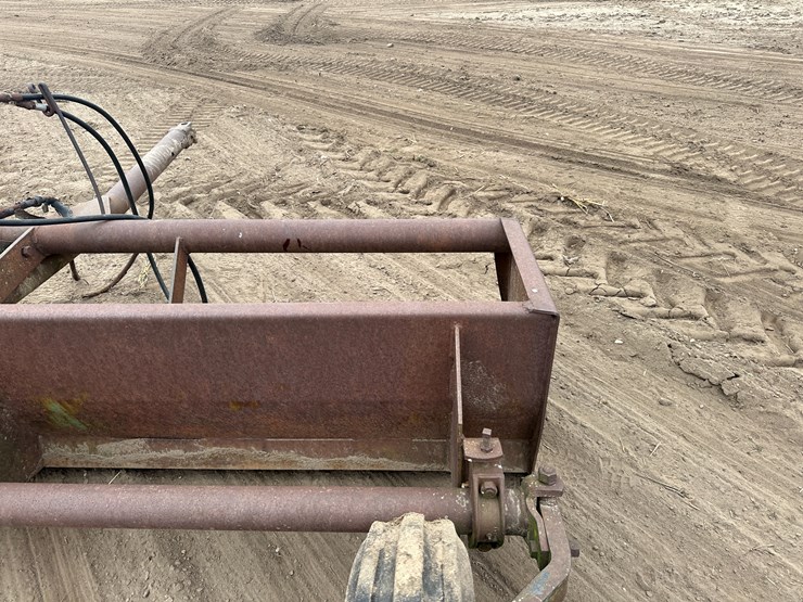 john-deere-810-image-10