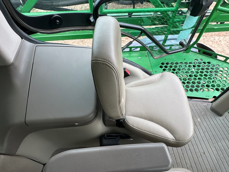 2021-john-deere-r4044-image-109