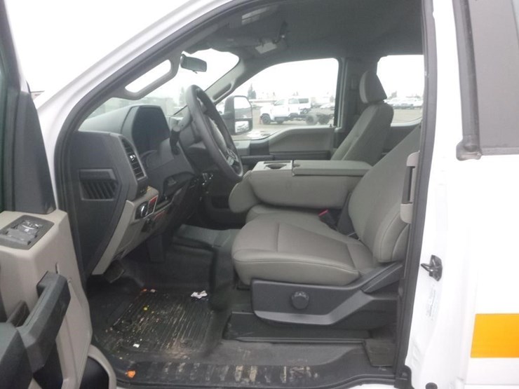 2022-ford-f550-image-18