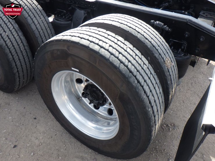 2022-freightliner-cascadia-116-image-11