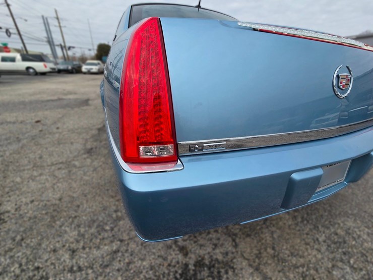 2006-cadillac-gm-superior-coach-6-door-limousine---only-21,567-miles-image-15