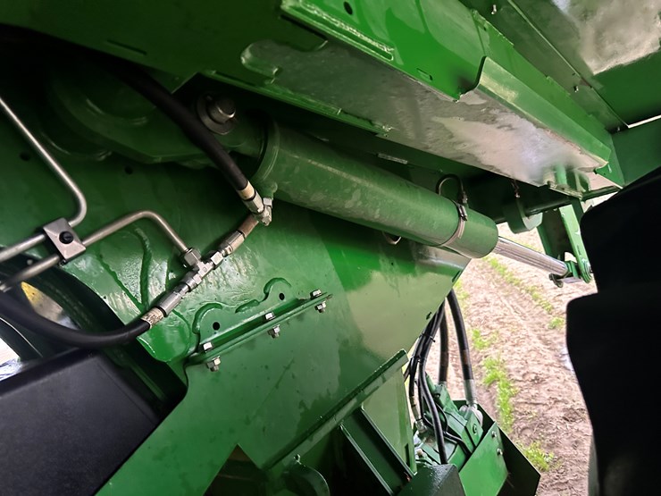 2021-john-deere-cp690-image-32