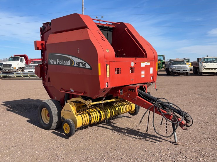 new-holland-br750-image-2