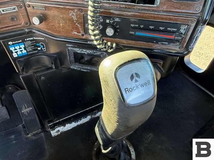 1992-freightliner-fld120-image-57