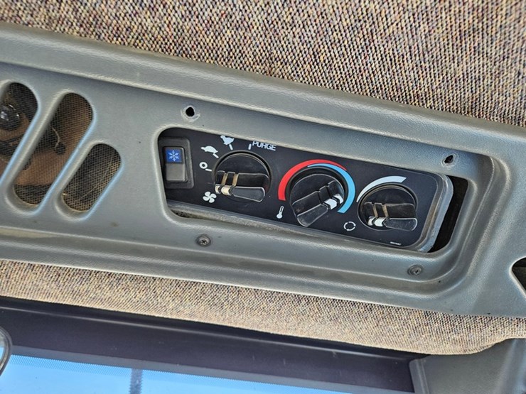 new-holland-9682-image-44