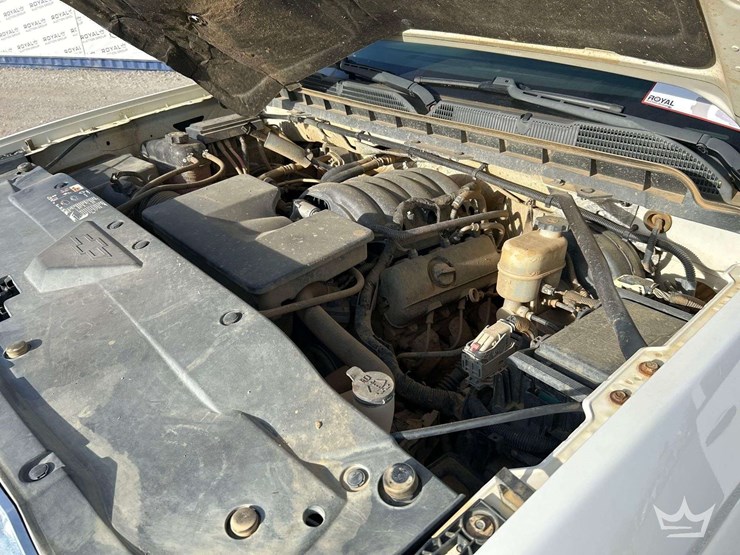 2016-chevrolet-silverado-4x4-crew-cab-pickup-truck-image-8