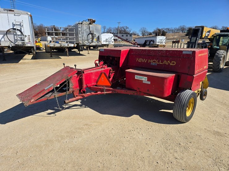 new-holland-320-image-5