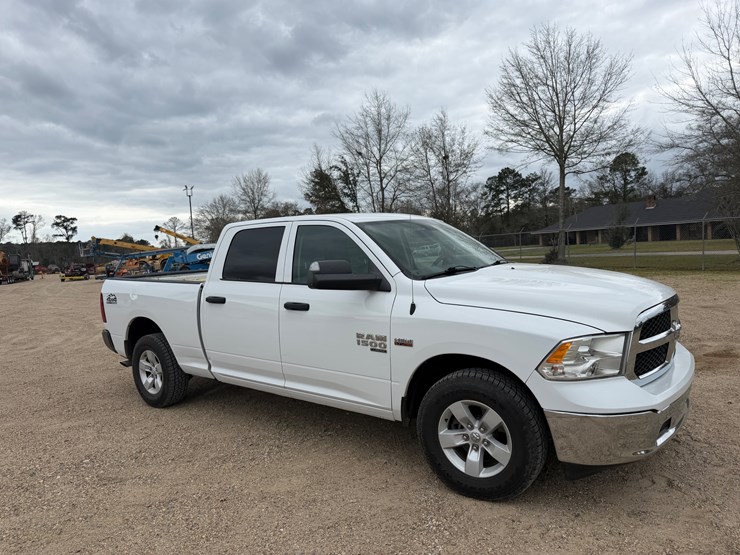 2022-ram-1500-classic-image-2